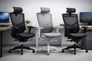 silla ergonómica en escritorio de home office moderno